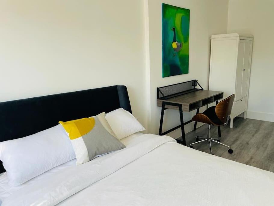 Apartamento Stunning Huge Openplan 2Bed Flat Woking Exterior foto
