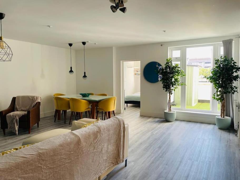 Apartamento Stunning Huge Openplan 2Bed Flat Woking Exterior foto