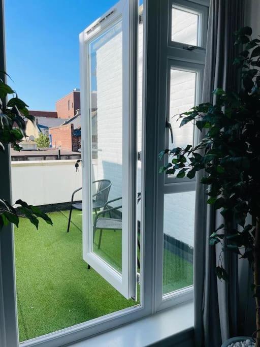 Apartamento Stunning Huge Openplan 2Bed Flat Woking Exterior foto