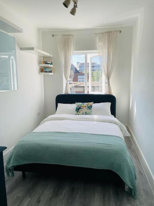 Apartamento Stunning Huge Openplan 2Bed Flat Woking Exterior foto