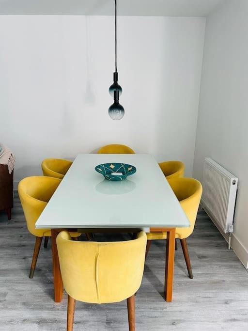 Apartamento Stunning Huge Openplan 2Bed Flat Woking Exterior foto