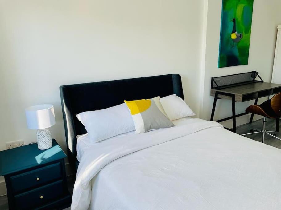Apartamento Stunning Huge Openplan 2Bed Flat Woking Exterior foto