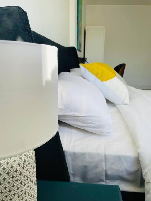 Apartamento Stunning Huge Openplan 2Bed Flat Woking Exterior foto