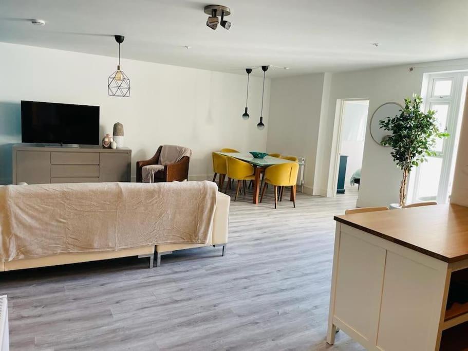 Apartamento Stunning Huge Openplan 2Bed Flat Woking Exterior foto