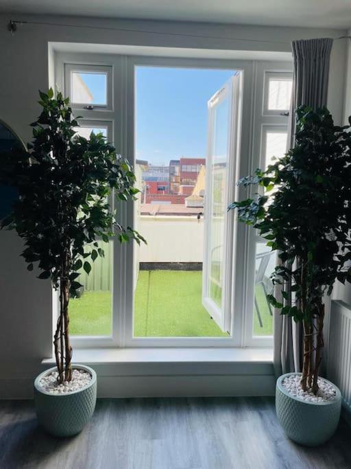 Apartamento Stunning Huge Openplan 2Bed Flat Woking Exterior foto