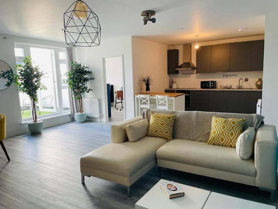 Apartamento Stunning Huge Openplan 2Bed Flat Woking Exterior foto